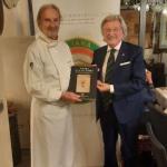 Lo chef patron riceve il libro "Novara e la sua Terra" dal Delegato Piero Spaini 