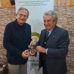 l Delegato consegna un ricordo della conviviale al relatore Dino Verso