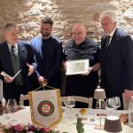 Il Delegato Renzo Rizzi (a sinistra) consegna il Diploma di Buona Cucina ai titolari Andrea Stola e Simone Bicego, con il Simposiarca Renato Zelcher.