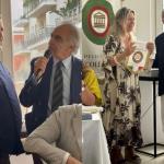 Il Delegato preenta lo chef Renato; il Delegato consegna il guidoncino alla proprietaria D'Antonio