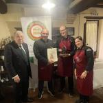 Il Delegato Mario Baraldi consegna alla famiglia Morandi il Premio