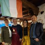 Tra i Simposiarchi Sidro e Belli, il relatore Alessandro Pizzo e la Delegata Monica De Mattia 