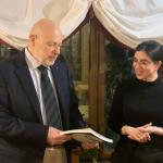 Il Delegato consegna un libro dell'Accademia alla comproprietaria del ristorante Francesca Vegro