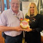 La Delegata con il proprietario del ristorante