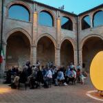 La conferenza nel chiostro