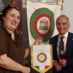 La consegna del guidoncino alla chef e titolare