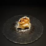 Millefoglie croccante con crema chantilly e caramello