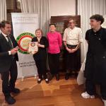 La consegna del guidoncino dell'Accademia