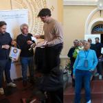 Delegato, Segretario e Consulta consegnano guodoncino, vetrofania e libri accademici allo staff di cucina e di sala
